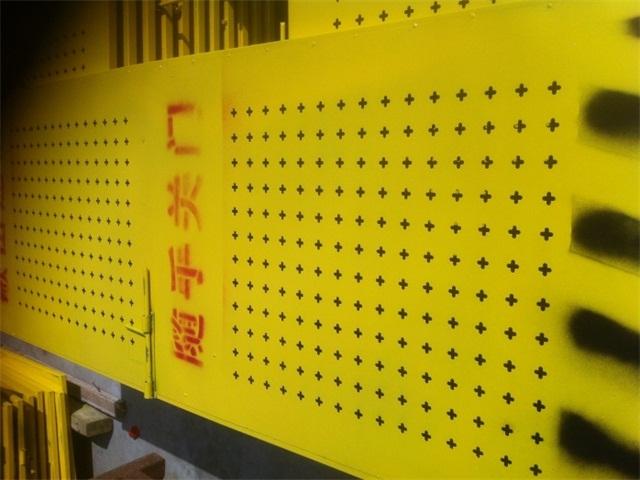 沖孔網(wǎng)電梯防護(hù)門(mén)