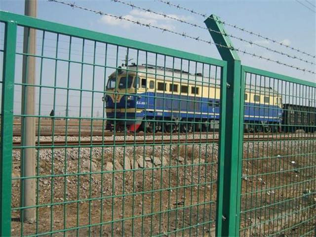 鐵路防護柵欄